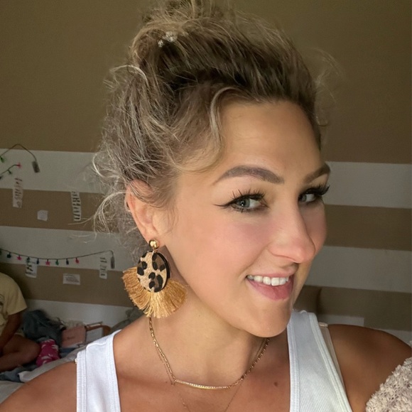 Hi I’m Ashley!! 💜🤍💛 - Picture 8 of 10